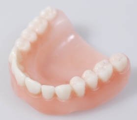 Причины непереносимости зубных протезов из пластмасс
