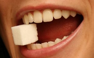 Из-за каких болезней портятся зубы?